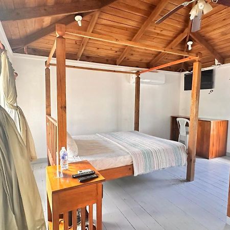 Las Palmas Beach Hotel Dixon Cove Ngoại thất bức ảnh