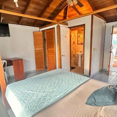 Las Palmas Beach Hotel Dixon Cove Ngoại thất bức ảnh