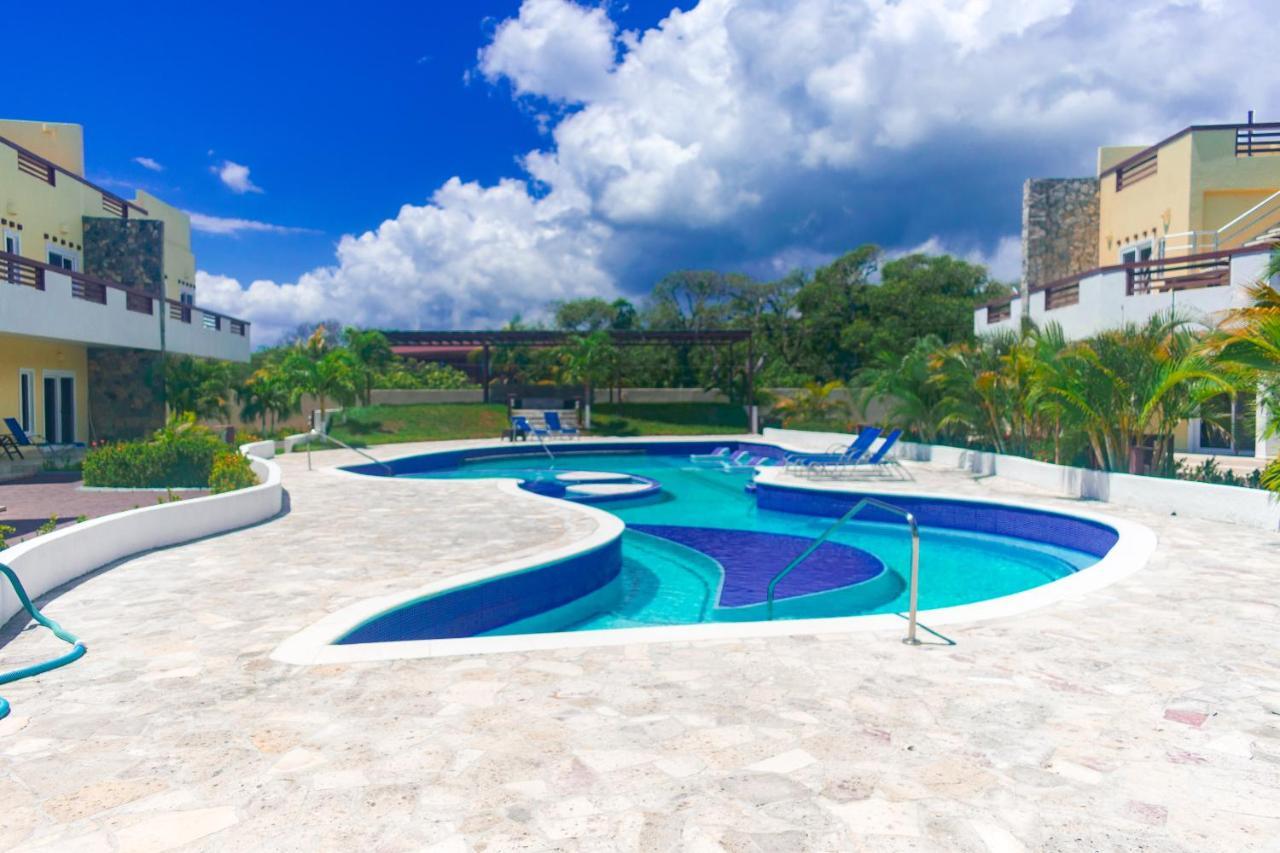 Las Palmas Beach Hotel Dixon Cove Ngoại thất bức ảnh