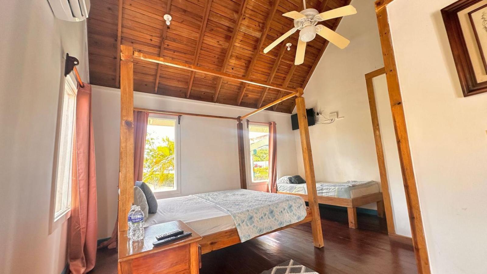 Las Palmas Beach Hotel Dixon Cove Ngoại thất bức ảnh