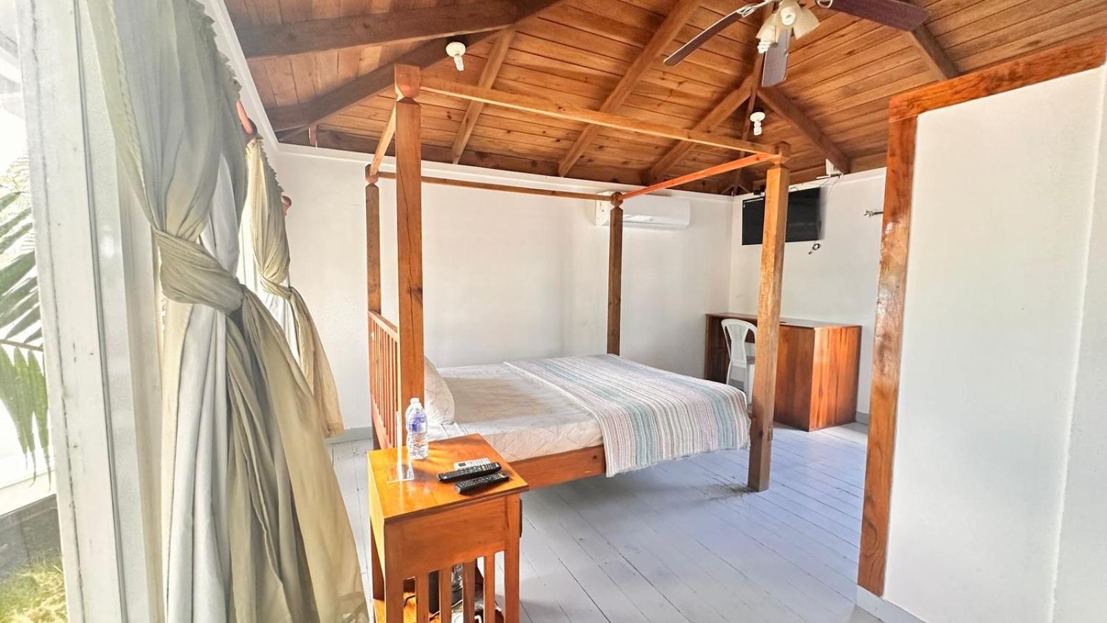 Las Palmas Beach Hotel Dixon Cove Ngoại thất bức ảnh