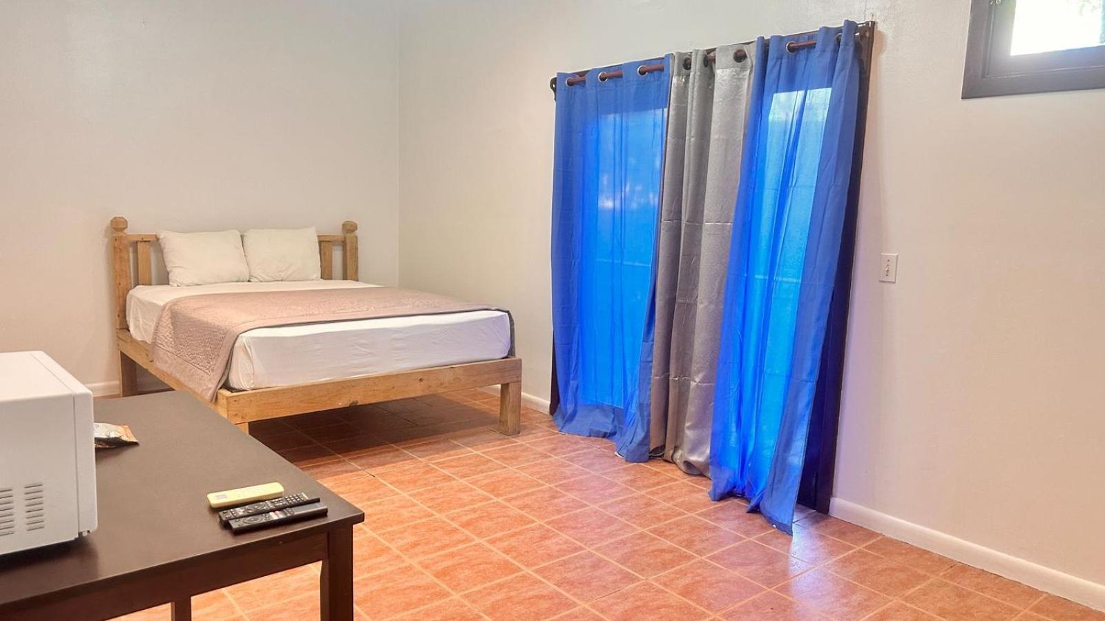 Las Palmas Beach Hotel Dixon Cove Ngoại thất bức ảnh