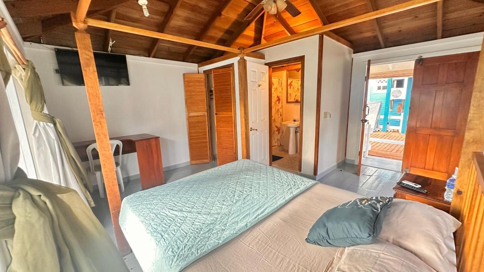 Las Palmas Beach Hotel Dixon Cove Ngoại thất bức ảnh