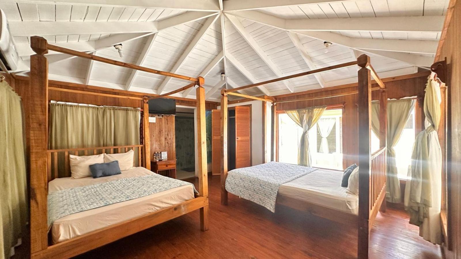 Las Palmas Beach Hotel Dixon Cove Ngoại thất bức ảnh