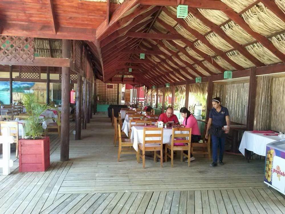 Las Palmas Beach Hotel Dixon Cove Ngoại thất bức ảnh