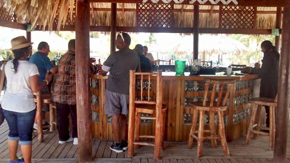 Las Palmas Beach Hotel Dixon Cove Ngoại thất bức ảnh