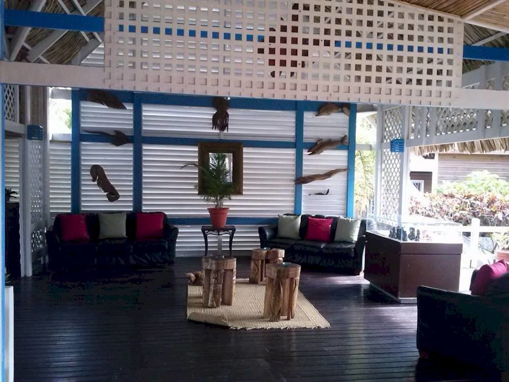 Las Palmas Beach Hotel Dixon Cove Ngoại thất bức ảnh