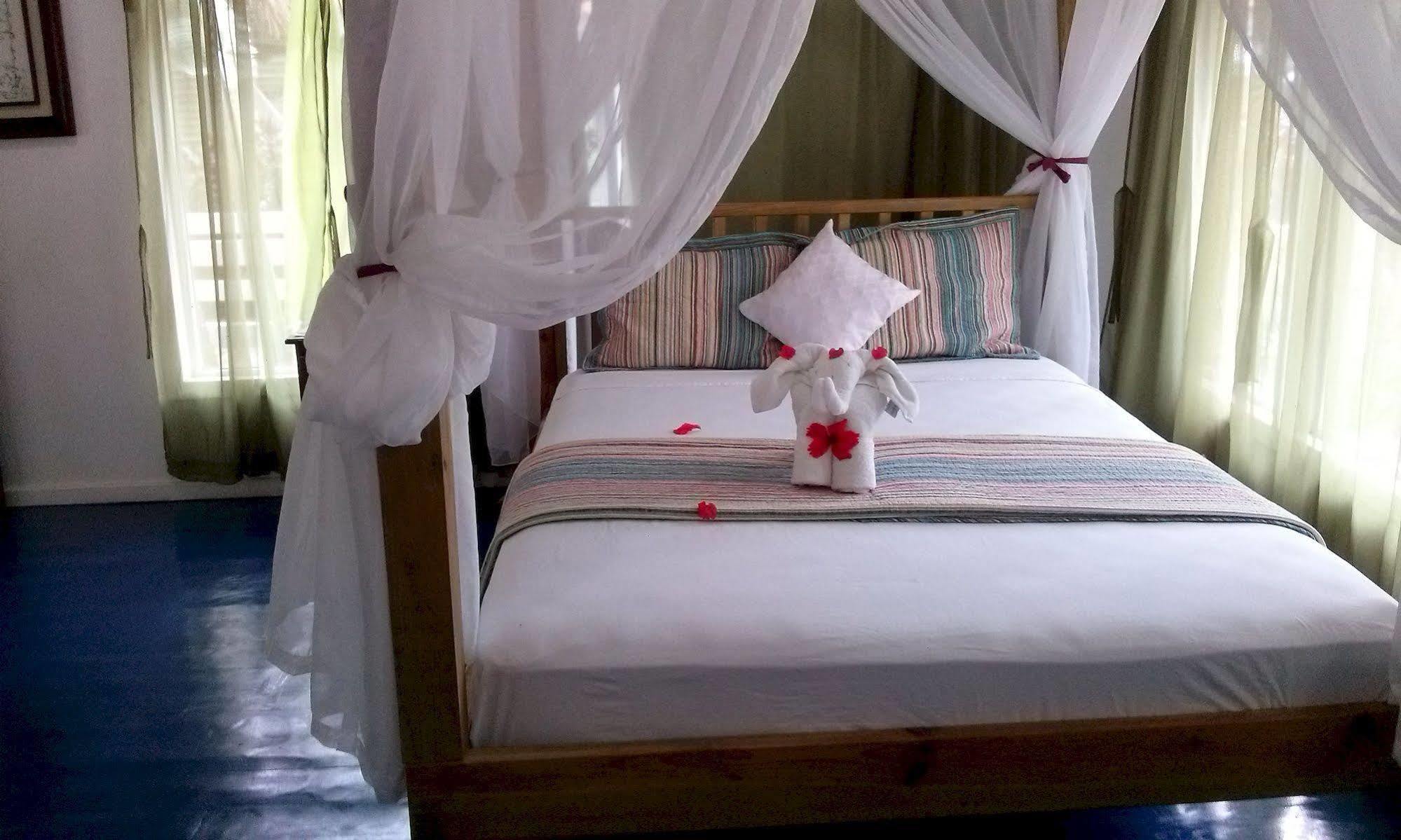 Las Palmas Beach Hotel Dixon Cove Ngoại thất bức ảnh